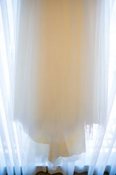 Brud bröllop klänning hängande — Stockfoto