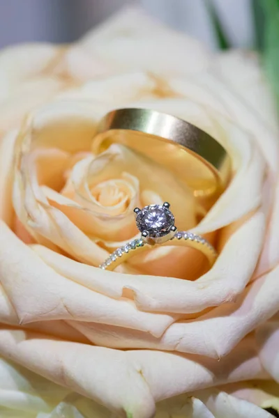 Wedding Rings on Flowers — Stock Photo, Image
