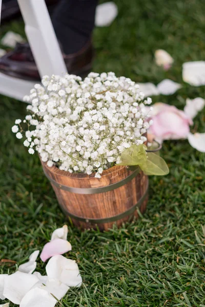 Flores sobre Vino Barrica en Ceremonia de Boda — Foto de Stock