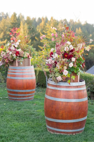 Květiny na vinný sud na svatební obřad — Stock fotografie