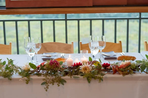 Свадебный стол на свадьбе винодельни — стоковое фото
