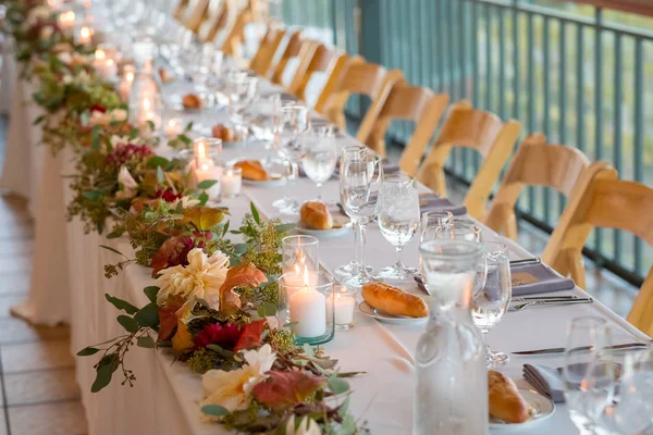 ワイナリーの結婚式での結婚式のレセプション テーブル — ストック写真