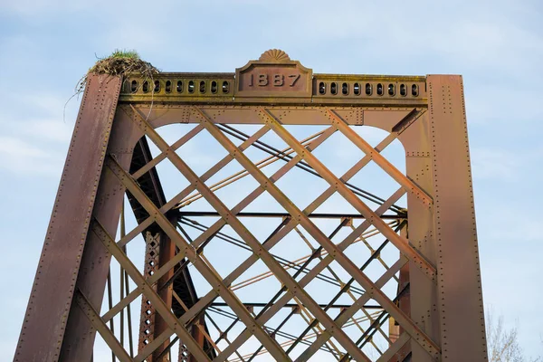 Nido de águila en puente en Oregon — Foto de Stock