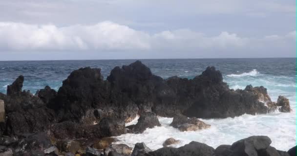 Duże fale upaść na Big Island na Hawajach — Wideo stockowe