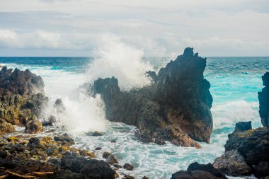 Büyük dalgalar kayalar çökmesini