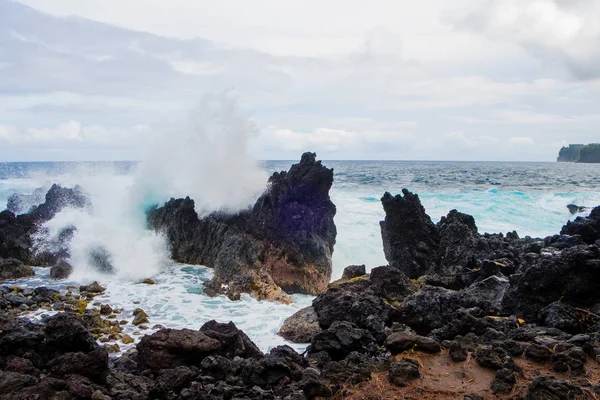 Onde di grandi dimensioni che si infrangono sulle rocce — Foto Stock