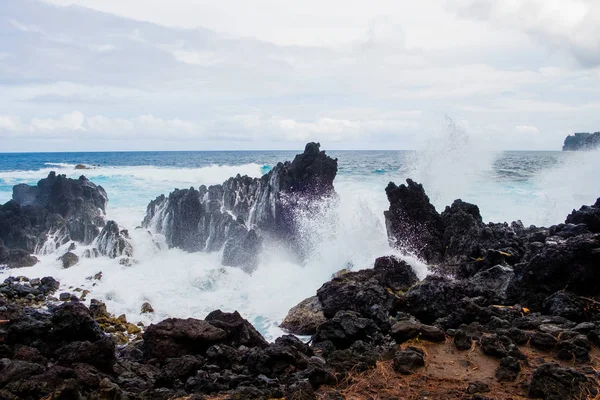 Onde di grandi dimensioni che si infrangono sulle rocce — Foto Stock