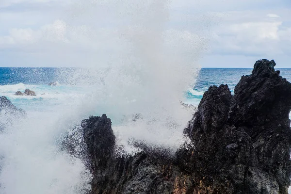 Grandes ondas batendo sobre rochas — Fotografia de Stock