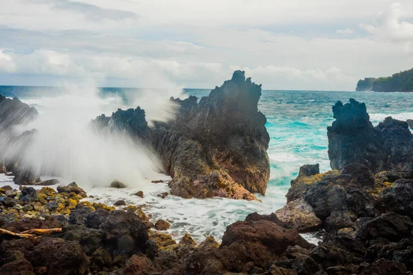 Grandes ondas batendo sobre rochas — Fotografia de Stock