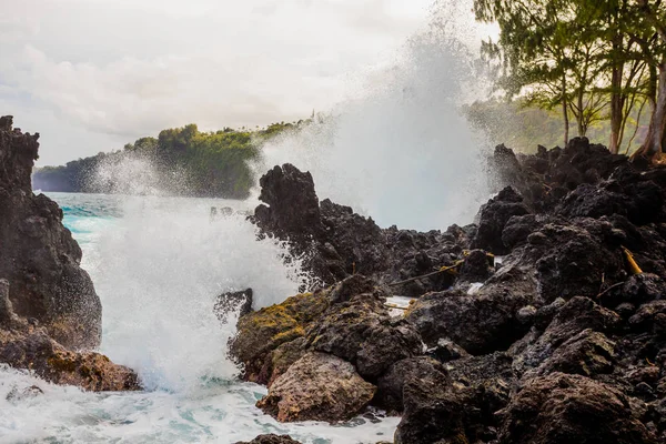 Büyük dalgalar kayalar çökmesini — Stok fotoğraf