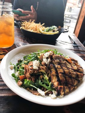 Izgara Tavuk Salatası