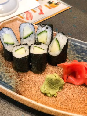 Restoranda salatalık suşi