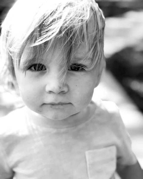Młody chłopiec czarno-biały portret — Zdjęcie stockowe