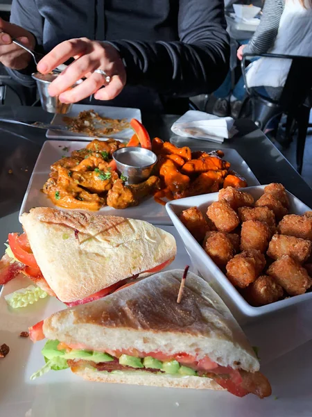 샌드위치 고구마 토와 닭 날개 — 스톡 사진