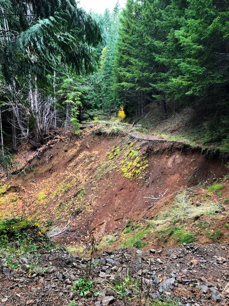 Дорога закрыта из-за оползня в Орегоне — стоковое фото