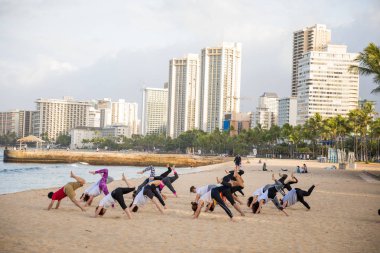 Waikiki Beach Yoga sınıf açık havada
