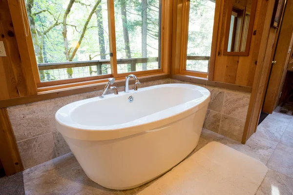 Bañera de hidromasaje en la cabina — Foto de Stock