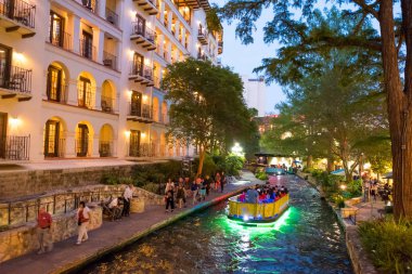 Tarihi San Antonio nehir yürüyüş alacakaranlıkta