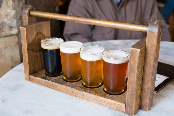 Amostra de cerveja artesanal Quatro copos — Fotografia de Stock