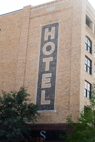 Hotel pintado signo en ladrillo — Foto de Stock