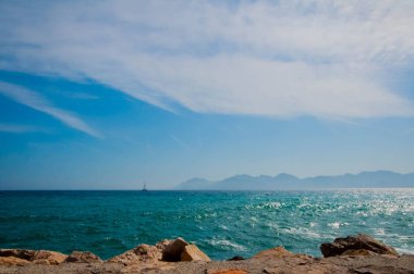 Güneşli bir günde Stone Beach 