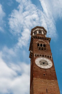Verona 'daki Saat Kulesi İtalya ve mavi gökyüzü
