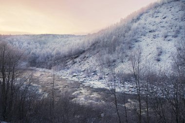 günbatımı kış nehir üzerinde