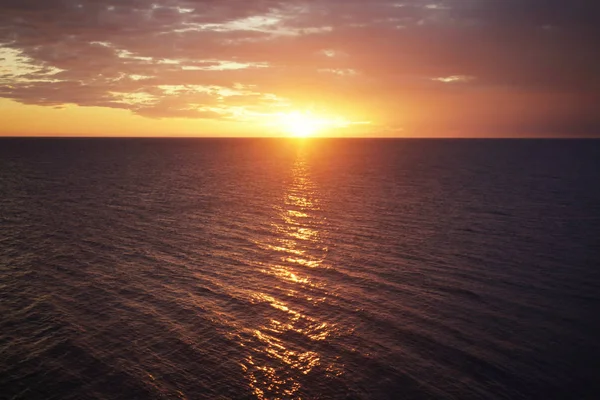 Denizde güneşin batımı ve ışık