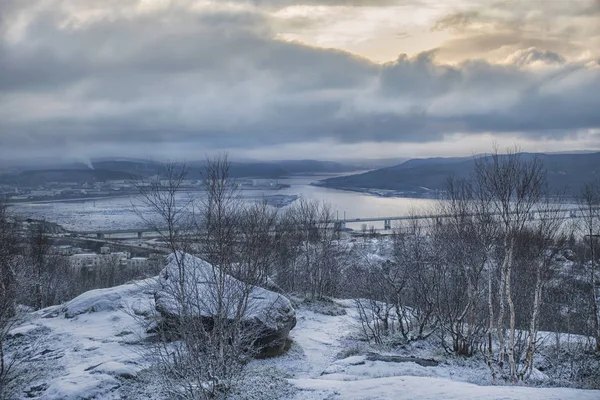Dağlarda deniz, köprü ve şehir kış manzarası