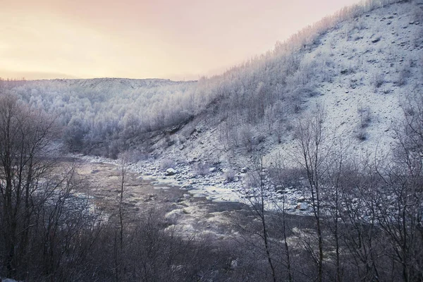 günbatımı kış nehir üzerinde