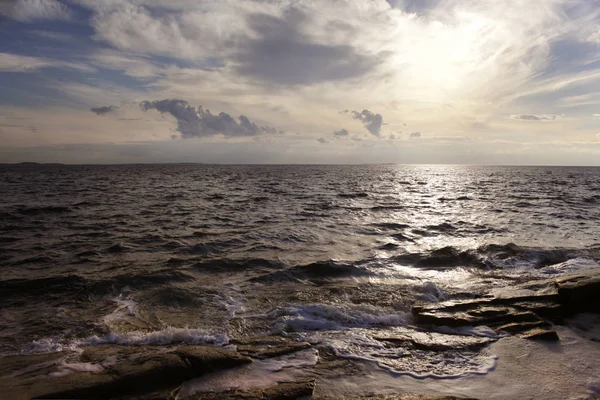 güneş ışığı deniz yüzeyinde yansıtılır