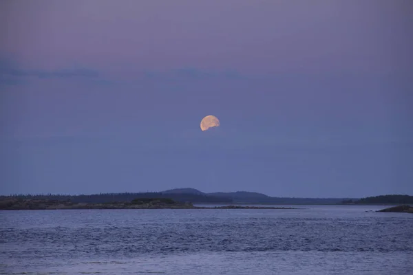 Ada üzerinde bulutlar ay