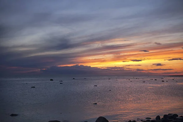 Denizin üzerinde batan güneşin ışınları