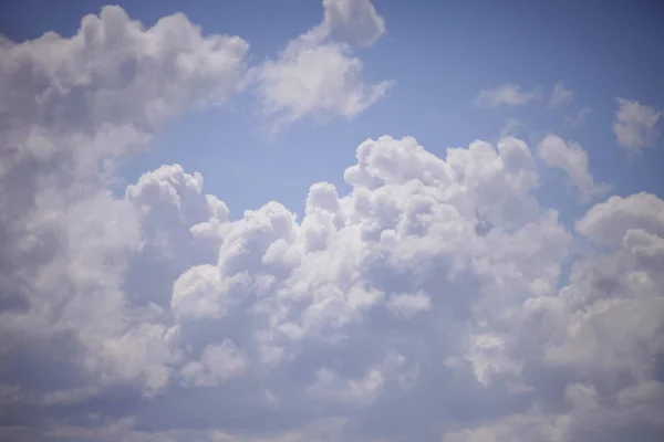 Mavi ve beyaz bulutlar yakın çekim