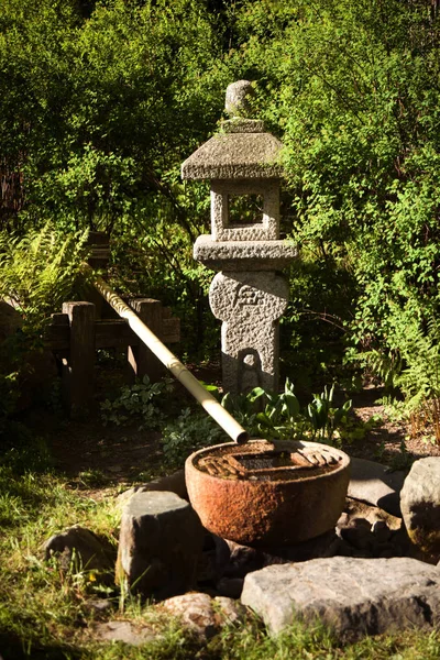 石の装飾が施された日本の噴水 — ストック写真