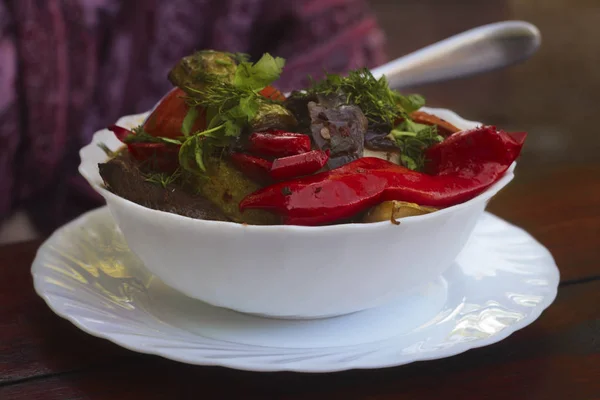 Beyaz bir tabak çorba Shurpa