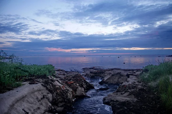 A patak ömlik a tengerbe, a naplemente — Stock Fotó