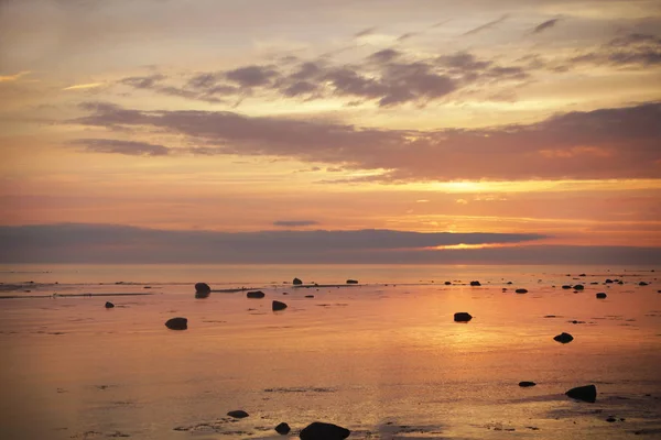 Körfez'de bulutlu gün batımı