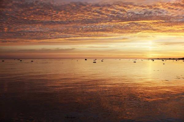Gouden zonsondergang aan de zee in de baai — Stockfoto