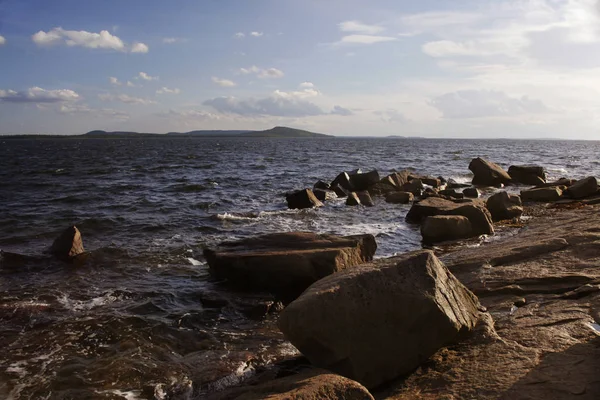 海、太陽に照らされた岩の近くで大きい石 — ストック写真