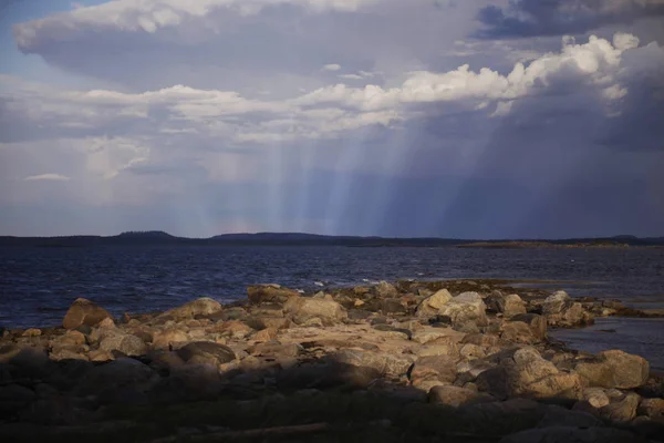Ada üzerinde ışık ışınları dağılın