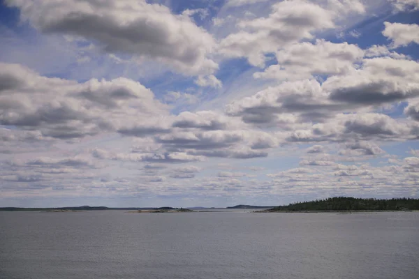 Bulutlar deniz ve adalar üzerinde bir sürü