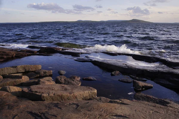Dalgalar deniz taşlı shore Adaları dökün