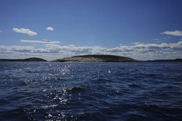 Kő és fedett sziget a tengeren — Stock Fotó