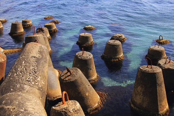 Enorme stenen anker in de blauwe zee — Stockfoto