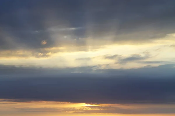 Güneş ışınları ile bulut, onların yol yapmak yakın çekim