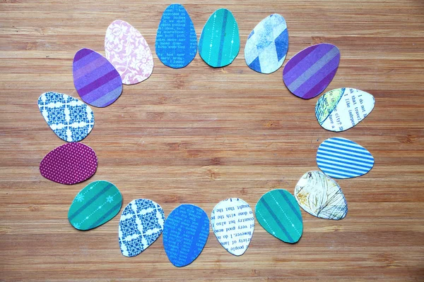 Kağıt renkli Paskalya yumurtaları ahşap oyun tahtası oval bir çerçeve ile düzenlenir