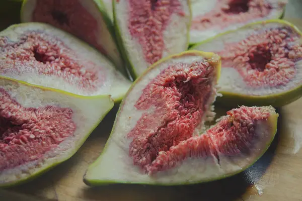 Pembe çekirdek, yakın çekim, düşük kontrast ile yeşil incir