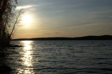 Akşam güneşi göl kenarında