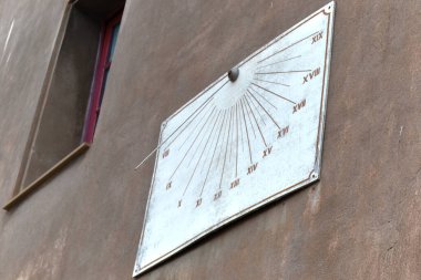 Duvardaki garip saat.